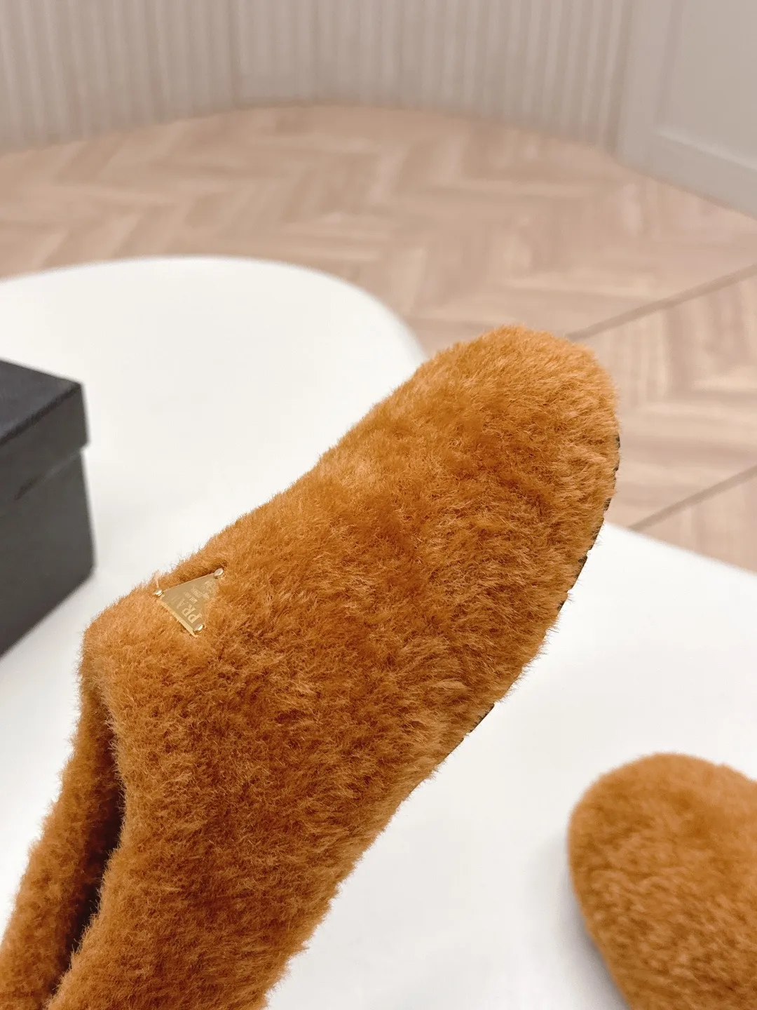 👟👟Ex-factory price 520👟👟 Prada prada25 autumn and winter furry slippers series, half-slip wool slippers, classic triangle buckle, comfortable, cute, cute, fashionable, elegant and versatile, the wool is comfortable and soft, awakening the warmth of autumn and winter. Let you walk comfortably from morning to night. Pair it with socks to easily cope with the changing seasons. Wool, sheep pattern lining, original outsole! 35-40 yards